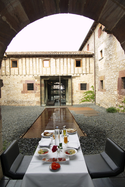 Patio con una lámina de agua en El convento de Mave.