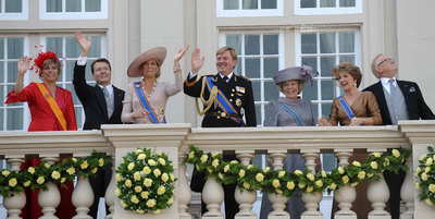 Los príncipes Laurentien (de rojo), Constantino, Máxima, Guillermo, la reina Beatriz, la princesa Margarita y Pieter van Vollenhoven.