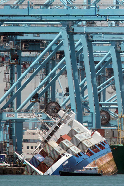 Dos heridos al escorarse un barco en Algeciras