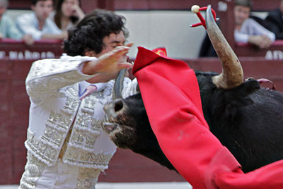 Miguel Abellán reicbe una cornada en la boca al entrar a matar a su primer toro.