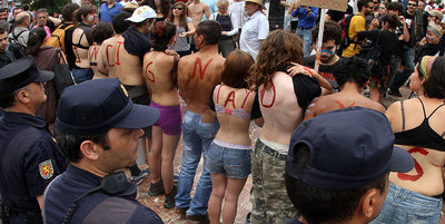Un grupo de  indignados  mostró sus espaldas en la plaza del Ayuntamiento de Valencia durante la constitución del Consistorio de Valencia.