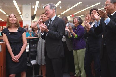 Jill Abramson, a la izquierda, aplaudida el día en que se anunció que sucedería a Bill Keller (centro de la imagen),  hasta ahora director  del  New York Times .
