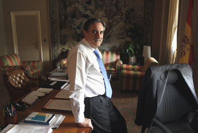 El ministro de Trabajo, Valeriano Gómez, posa el viernes en su despacho después de realizar la entrevista.