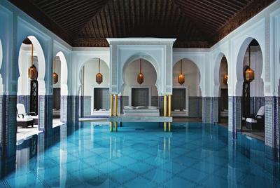 'Spa' azul intenso. Entre arcos de herradura, en un ambiente de pura Alhambra, el agua del  spa  de La Mamounia deslumbra por sus tonos intensos. El  hammam  arranca la piel muerta y los masajes convierten el descanso en una experiencia extrasensorial.