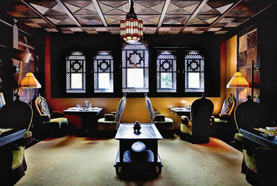 Artesanos de Marruecos. La decoración del nuevo La Mamounia es obra de diferentes artesanos marroquíes. Escayolas, metales, maderas, crean un ambiente propio de la arquitectura Al Andalus ideado por el decorador Jacques García.