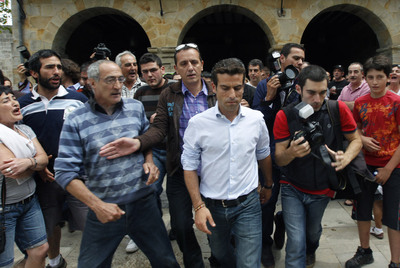 Carlos García (con camisa blanca), el único concejal del PP en Elorrio, es increpado ayer al salir del Ayuntamiento.