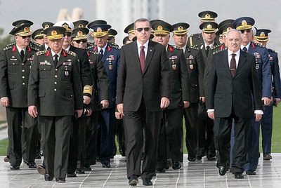 El primer ministro turco, Recep Tayyip Erdogan, junto a los miembros del Consejo Supremo Militar, en el mausoleo de Mustafá Kemal,  Atatürk , el pasado noviembre.