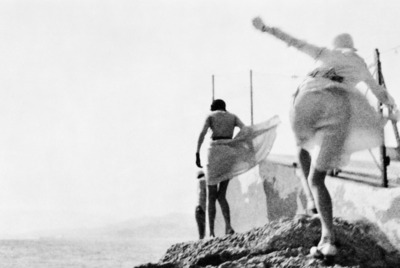 'Bibi i Ariette e Irene durante una tormenta en Cannes', 1929, una imagen de Jacques-Henri Lartigue.