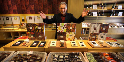 El maestro Mehta, adicto al chocolate, dispuesto a comerse una tienda entera en Valencia.