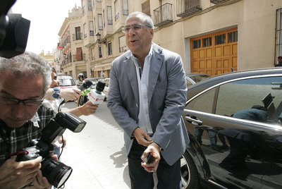 Enrique Ortiz llega a los juzgados de Orihuela para prestar declaración por el  caso Brugal  en julio del año pasado.