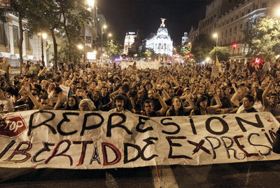 Sentada de los indignados en la calle de Alcalá, cerca de Cibeles, adonde llegaron tras abandonar Sol, pasada la medianoche.rnVarios jóvenes transportan por la calle del Carmen uno de los sofás del campamento de Sol.