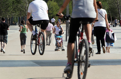 Las sendas de Madrid Río no distinguen entre paseantes, ciclistas, corredores y patinadores.