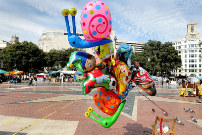 Globos de colores sin comprador en la plaza de Catalunya