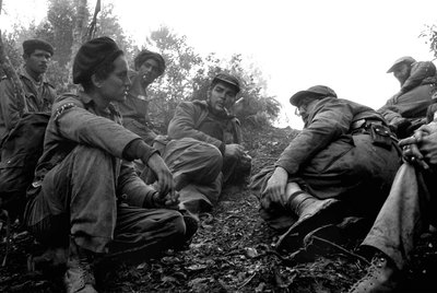 Ernesto Che Guevara, fumando una pipa, y Fidel Castro,   a su izquierda, en Sierra Maestra, en septiembre de 1957.
