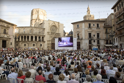 La plaza de la Virgen de Valencia, ayer, durante la representación de la ópera  Tosca .