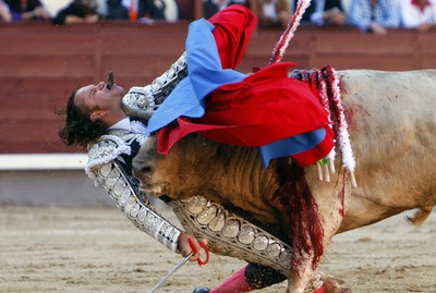 El matador Julio Aparicio en el momento en el que el pitón del toro con el que lidiaba sale por su boca.