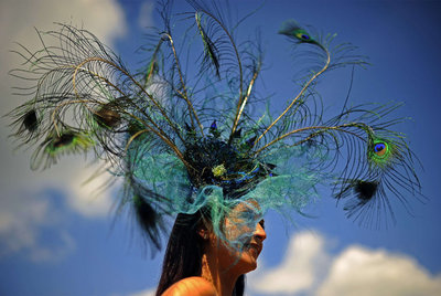 Una de las espectadoras de las carreras de caballos.
