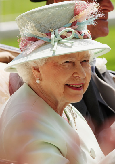 FOTOGALERIA: La reina Isabel II abre las carreras