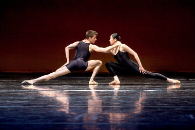 Un momento del espectáculo   23 años de danza   que presentarán bailarines del Netherlands Dans Teather en el teatro romano.