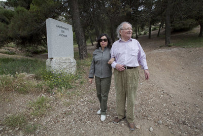 Claude Couffon y su esposa visitan el barranco de Víznar (Granada), donde podrían estar los restos de Federico García Lorca.