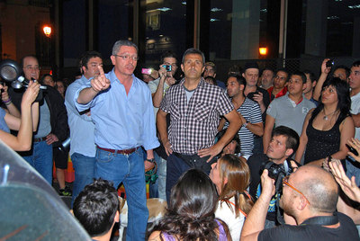 El alcalde de Madrid se enfrenta a los manifestantes que protestaron el lunes en la puerta de su casa.