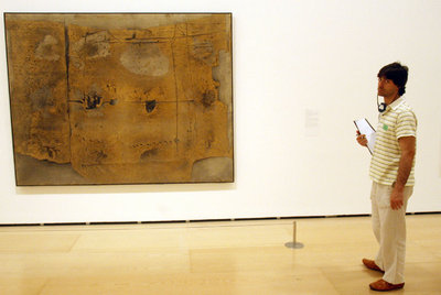   Gran pintura   (1959), de Antoni Tàpies, en la exposición de pintura abstracta del Museo Guggenheim Bilbao.rnEl sociólogo Javier Elzo.