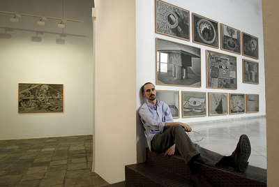 José Miguel Pereñíguez junto a la serie  Mundus , a la derecha, y  La casa del poeta , ayer en la Galería Rafael Ortiz de Sevilla.