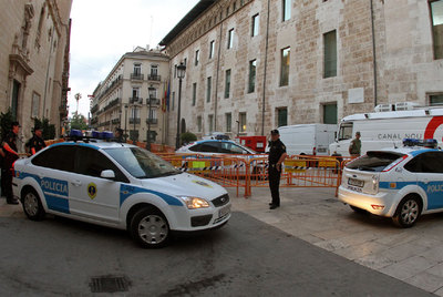 LA POLICÍA BLINDA LAS CORTES