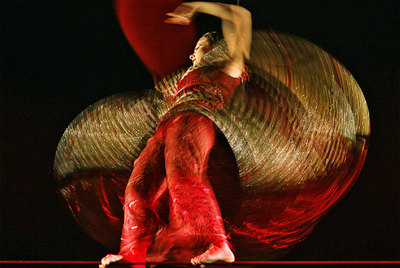 EL LOCO ENTIERRO DEL CIRCO DEL SOL ATERRIZA EN VALENCIA