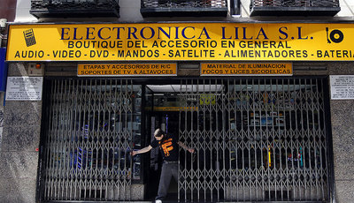 Electrónica Lila, SL, en la calle del Barquillo, sigue abierta al público y no es una de las tiendas de música y electrónica que ha cerrado sus puertas últimamente en dicha calle, como erróneamente se decía en el reportaje   La calle del silencio  , publicado el pasado 20 de abril.