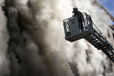Un espectacular incendio deja sin vivienda a 200 personas en Cádiz