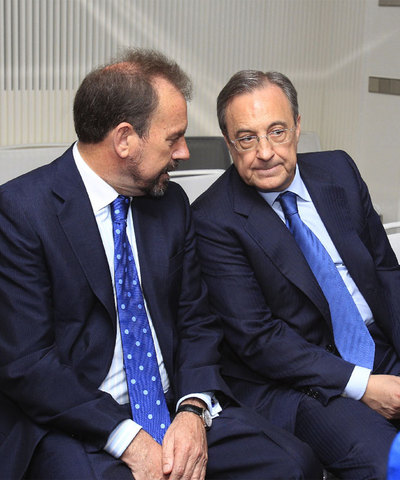 Florentino Pérez charla con Ángel Torres.