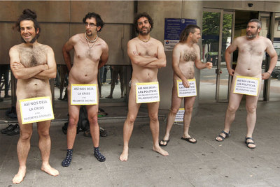 Protestan desnudos contra "los recortes" en las ayudas sociales