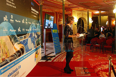 La concejal de Cultura, Ibone Bengoetxea, ayer en la lectura de  Hamaika pauso  en el Teatro Arriaga.