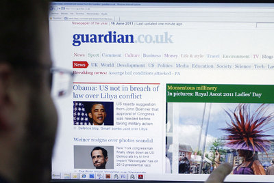 Un lector se informa en la web de  The Guardian .