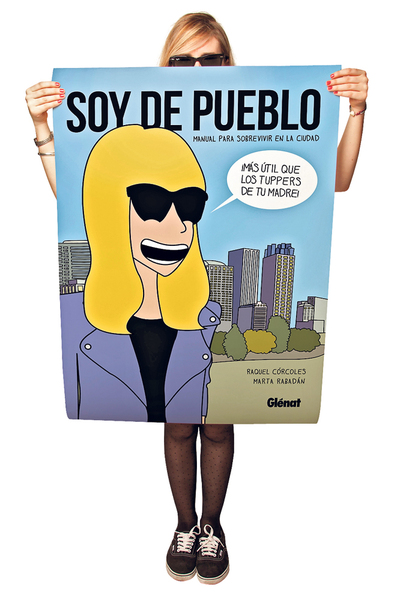 Raquel Córcoles con la portada del cómic  Soy de pueblo. 