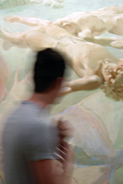 Un hombre en el Museo Néstor de Las Palmas contempla   Mar en reposo,   obra del pintor simbolista canario.