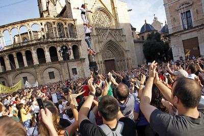 Miles de personas pidieron ayer por las calles de Valencia la retirada del borrador de decreto del Consell que suprime las líneas de enseñanza en valenciano.