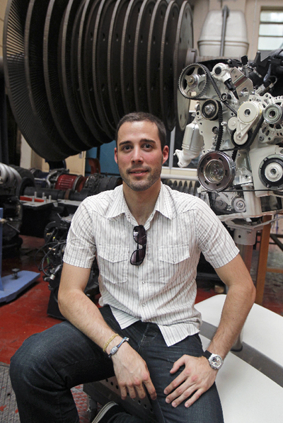 Sergio García, 27 años, uno de los ingenieros que quiere irse a Alemania, posa en un laboratorio de la Escuela Superior de Ingenieros de Madrid