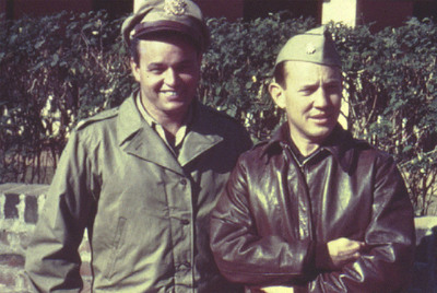 John R. Allison, a la derecha, junto a su amigo y también piloto Philip Cochran.