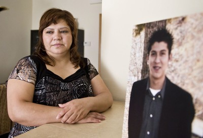 Eidy Ayala junto al retrato de su hijo Jesús David, una de las víctimas mortales de la tragedia ferroviaria de Castelldefels.