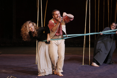 Los protagonistas de la personal versión que Peter Brook realiza de La flauta mágica.