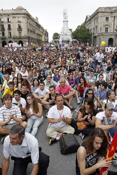 Los indignados llenaron ayer por la tarde el Pla de Palau de Barcelona tras una manifestación masiva y pacífica.