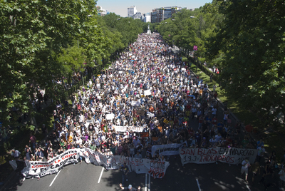 Miles de manifestantes abarrotan ayer la Castellana en el tramo desde la plaza de Emilio Castelar hacia la plaza de Colón.