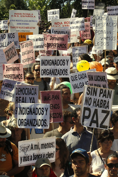 Decenas de miles de manifestantes recorren el paseo de la Castellana en dirección a la plaza de Neptuno.