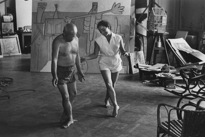 FOTOGALERIA: Pablo Picasso y Jacqueline bailando delante de 'Bañistas en La Garoupe' (1957)