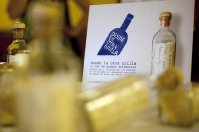 Los versos para náufragos de la iniciativa  Desde la otra orilla , ayer en Chez Lyon de Valencia.