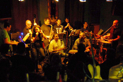 Una  jam session  de jazz latino, sobre el escenario de la sala coruñesa Garufa.