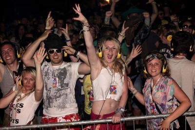 El 'silent disco', sesiones de dj que escuchan los asistentes a través de cascos, se ha usado en festivales como el de Glastonbury, en Reino Unido, uno de los más importantes del mundo, en cuya edición de 2010 se tomó esta fotografía.