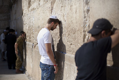 Piqué se lamenta ante el muro